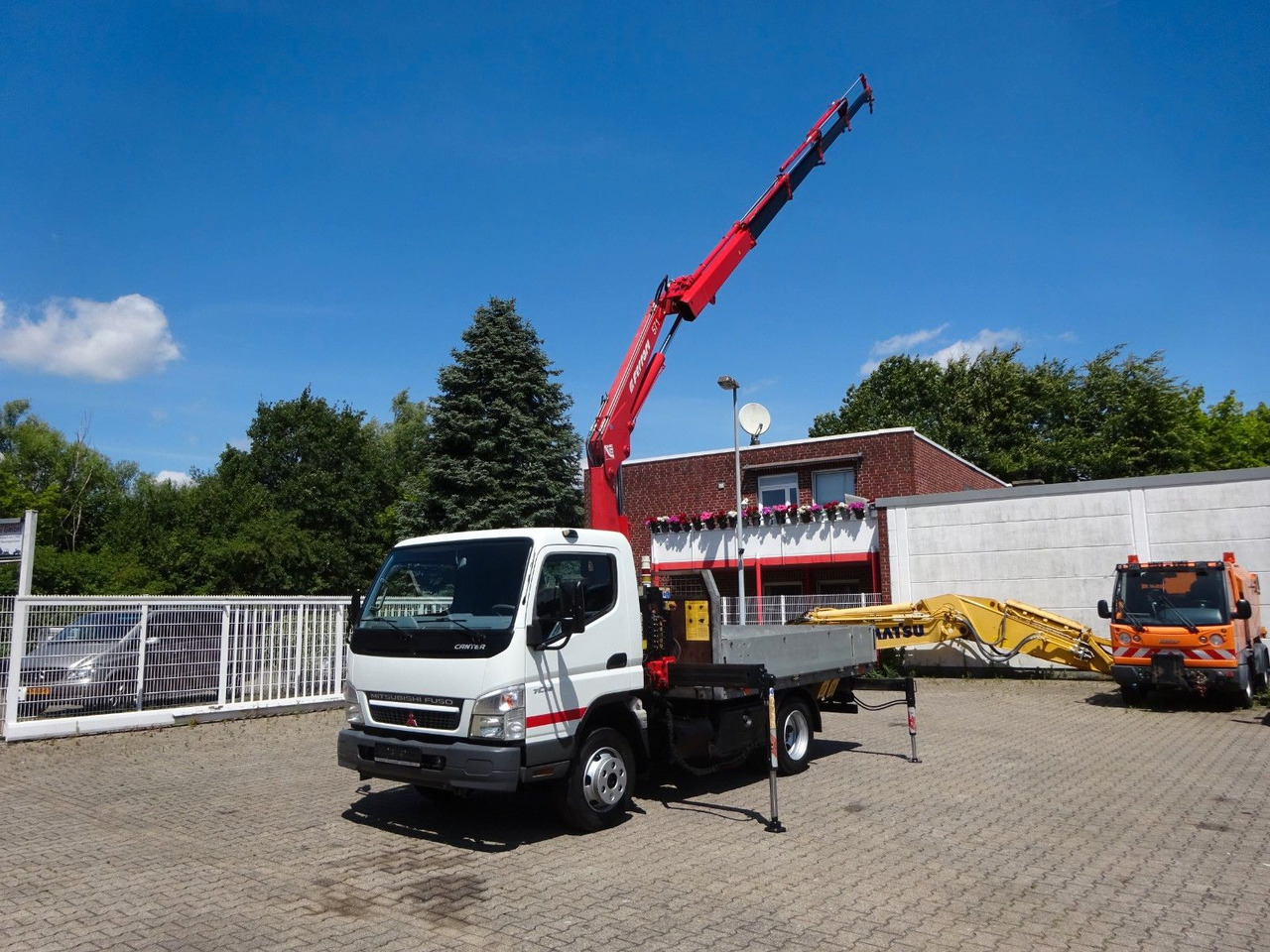 Mitsubishi Fuso Canter 7C18 + Ferrari F571 Kran - Utilitaire plateau: photos 2 Mitsubishi Fuso Canter 7C18 + Ferrari F571 Kran - Utilitaire plateau: photos 2