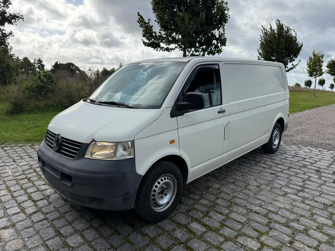Volkswagen T5 Transporter 2.5 TDI Kasten lang - Fourgonnette: photos 2 Volkswagen T5 Transporter 2.5 TDI Kasten lang - Fourgonnette: photos 2