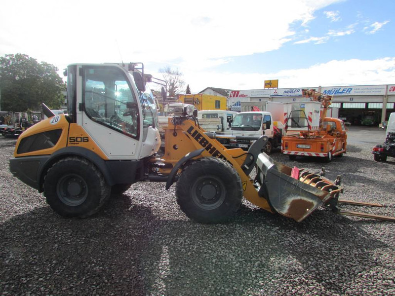Liebherr L 506 Compact Radlader 46.500 EUR netto L506C - Chargeuse sur pneus: photos 1 Liebherr L 506 Compact Radlader 46.500 EUR netto L506C - Chargeuse sur pneus: photos 1