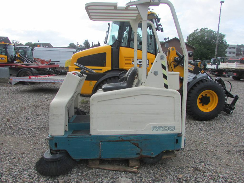 TENNANT 6200U01 964 Kehrmaschine 3.000 EUR - Balayeuse de voirie: photos 1 TENNANT 6200U01 964 Kehrmaschine 3.000 EUR - Balayeuse de voirie: photos 1