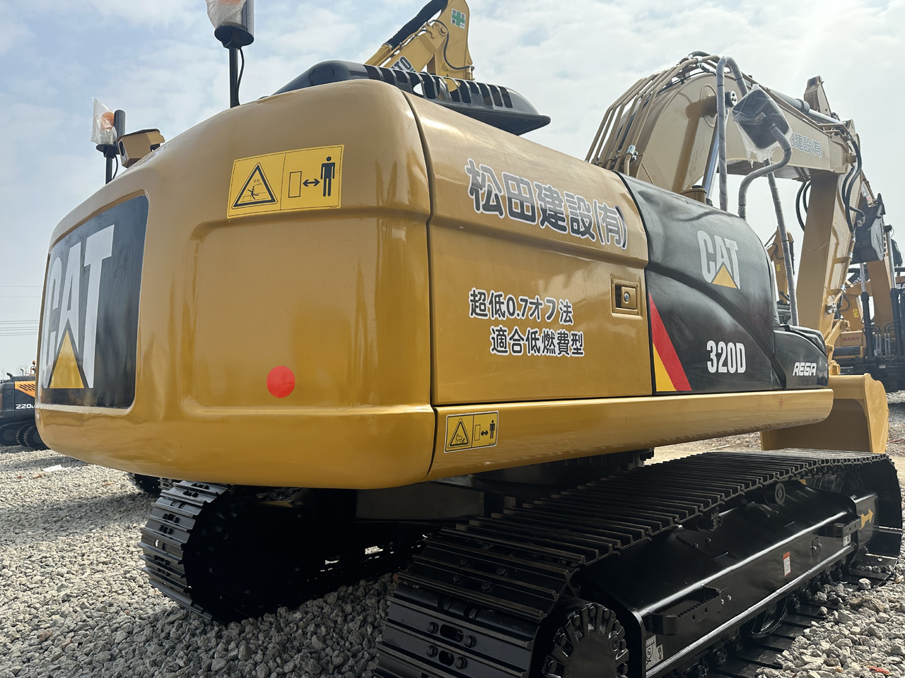 CATERPILLAR 320D2 - Pelle sur chenille: photos 3 CATERPILLAR 320D2 - Pelle sur chenille: photos 3