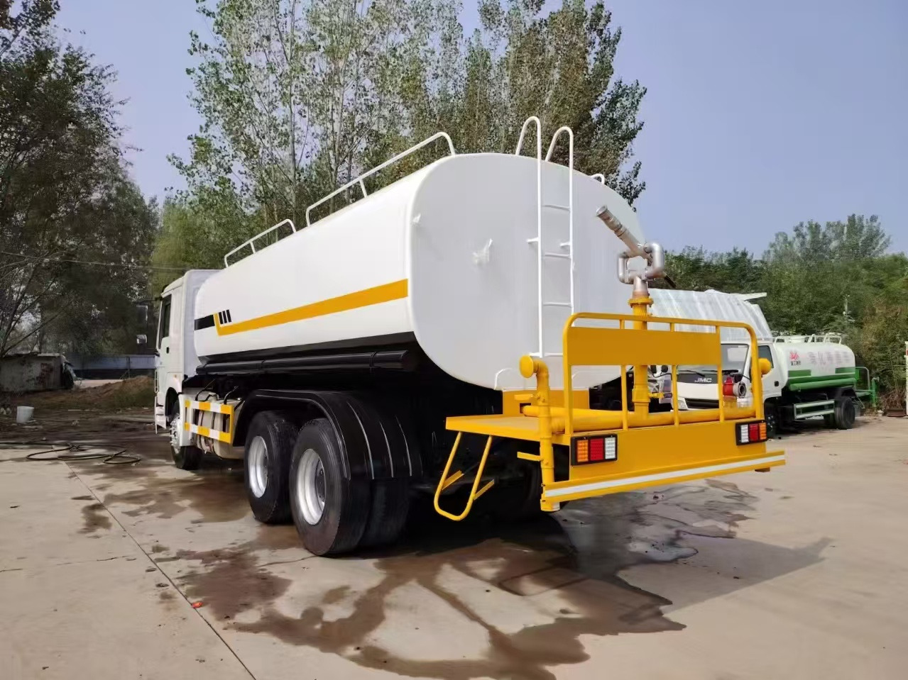 SINOTRUK HOWO sprinkler - Camion citerne: photos 2 SINOTRUK HOWO sprinkler - Camion citerne: photos 2