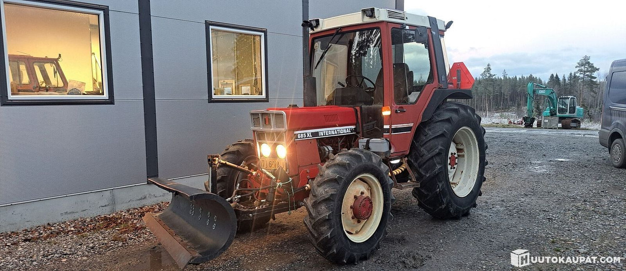 International 585XL, 1985, Diesel, 6 147 h Traktori, Kruunupyy - Tracteur agricole: photos 1 International 585XL, 1985, Diesel, 6 147 h Traktori, Kruunupyy - Tracteur agricole: photos 1