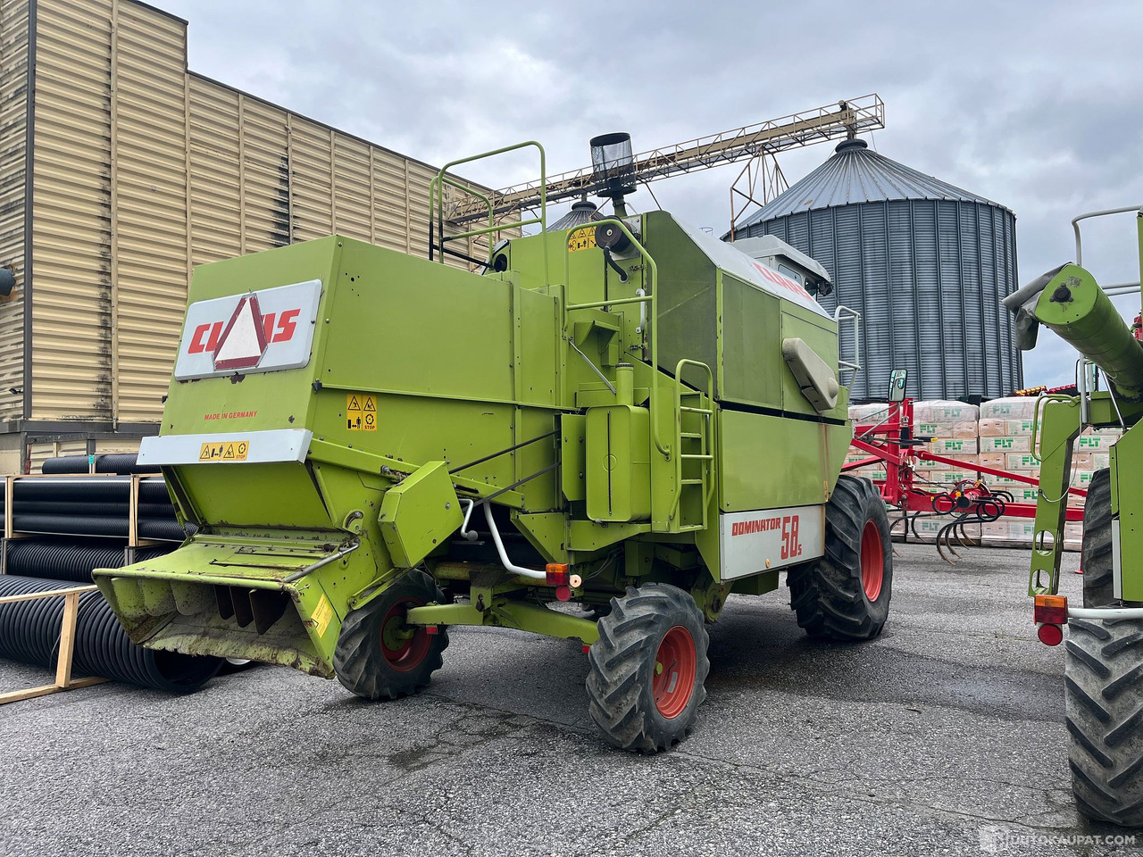 Claas Dominator 58S, leikkuupuimuri 3,6 metrin pöydällä, Okraspecial, 1996, Salo - Machine agricole: photos 5 Claas Dominator 58S, leikkuupuimuri 3,6 metrin pöydällä, Okraspecial, 1996, Salo - Machine agricole: photos 5