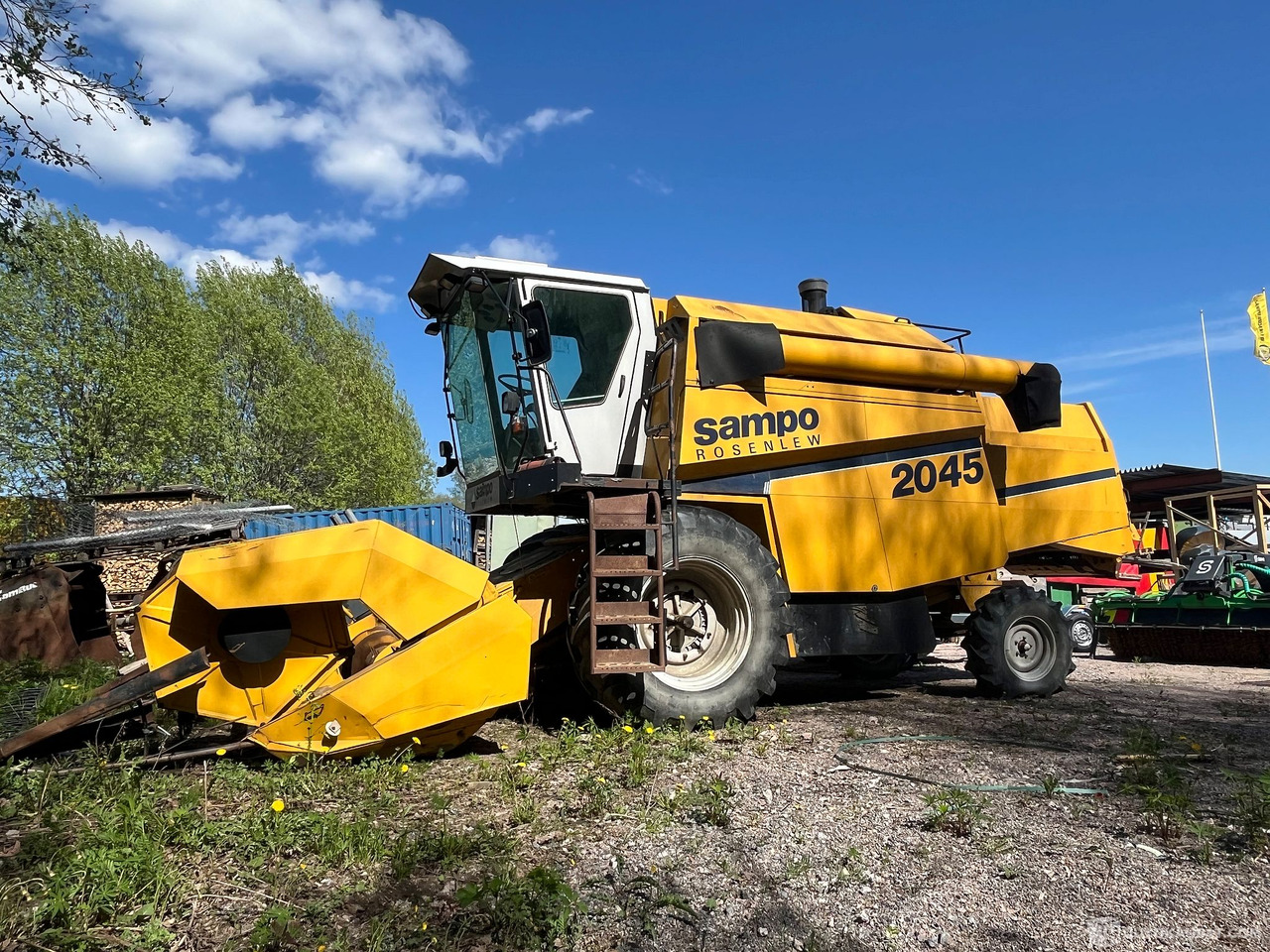 Sampo-Rosenlew 2045, leikkuupuimuri korjattavaksi hydro-suunnanvaihto, pienet tunnit, 1995, Espoo - Machine agricole: photos 1 Sampo-Rosenlew 2045, leikkuupuimuri korjattavaksi hydro-suunnanvaihto, pienet tunnit, 1995, Espoo - Machine agricole: photos 1