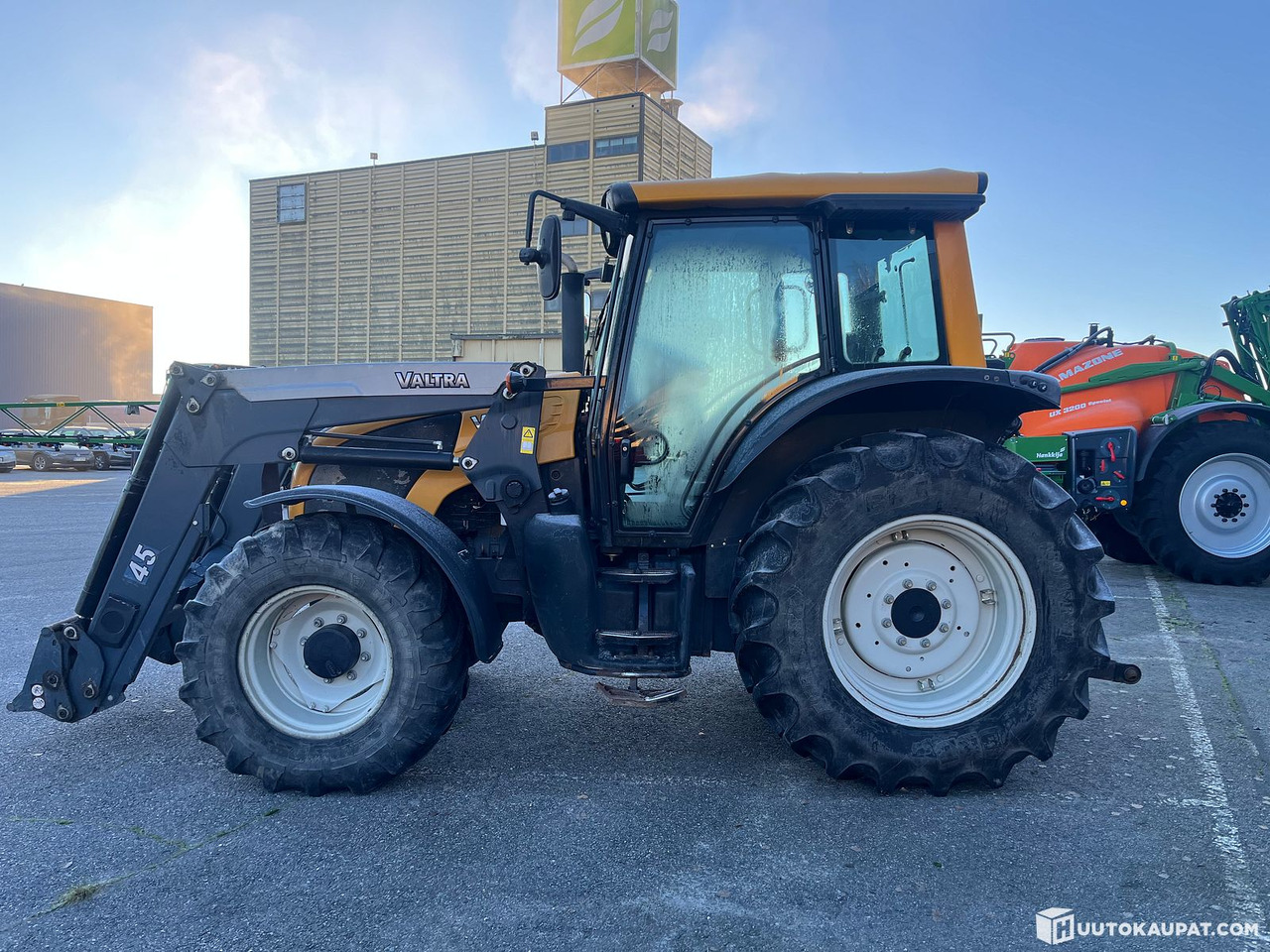 Valtra N92, tractor with loader, 5,120 h, 2010, Salo - Tracteur agricole: photos 2 Valtra N92, tractor with loader, 5,120 h, 2010, Salo - Tracteur agricole: photos 2