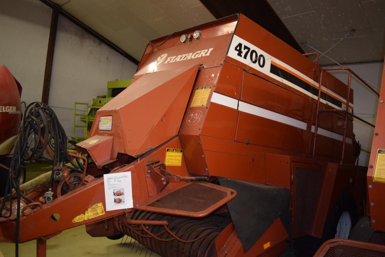 Fiat Hesston 4700 - Presse à balles cubiques: photos 2 Fiat Hesston 4700 - Presse à balles cubiques: photos 2