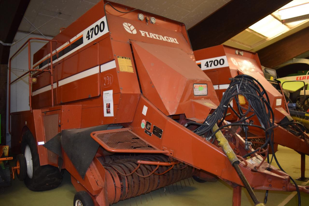 Fiat Hesston 4700 - Presse à balles cubiques: photos 1 Fiat Hesston 4700 - Presse à balles cubiques: photos 1