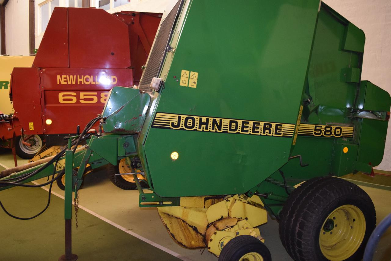 John Deere 580 - Presse à balles rondes: photos 1 John Deere 580 - Presse à balles rondes: photos 1