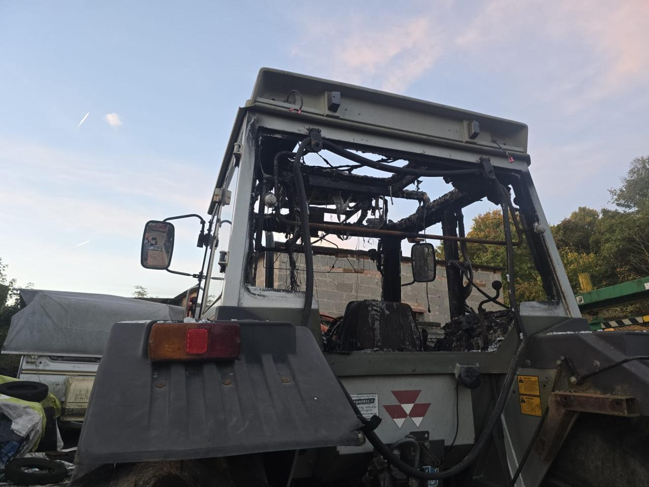 Massey Ferguson MF 390 T *Brandschaden* - Tracteur agricole: photos 2 Massey Ferguson MF 390 T *Brandschaden* - Tracteur agricole: photos 2