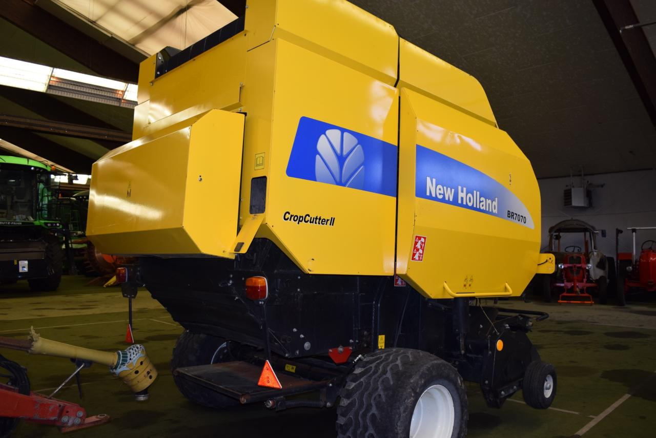 New Holland BR 7070 Crop Cutter II - Presse à balles rondes: photos 4 New Holland BR 7070 Crop Cutter II - Presse à balles rondes: photos 4