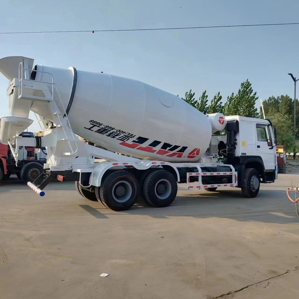 SINOTRUK HOWO Concrete Mixer Truck - Camion: photos 1 SINOTRUK HOWO Concrete Mixer Truck - Camion: photos 1
