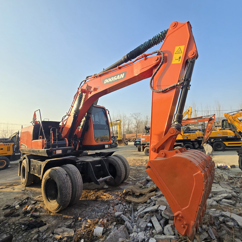 Doosan DX150W-9C - Pelle sur pneus: photos 4 Doosan DX150W-9C - Pelle sur pneus: photos 4