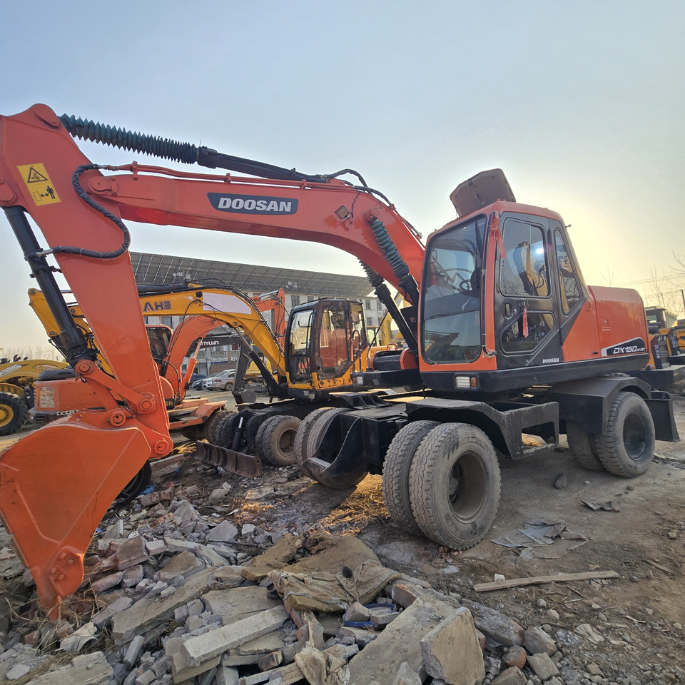Doosan DX150W-9C - Pelle sur pneus: photos 3 Doosan DX150W-9C - Pelle sur pneus: photos 3
