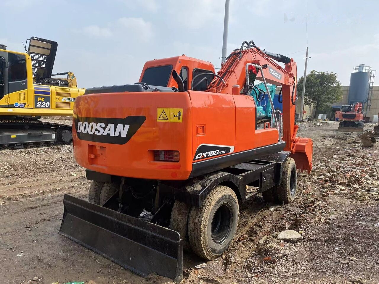 Doosan DX150W - Pelle sur pneus: photos 2 Doosan DX150W - Pelle sur pneus: photos 2