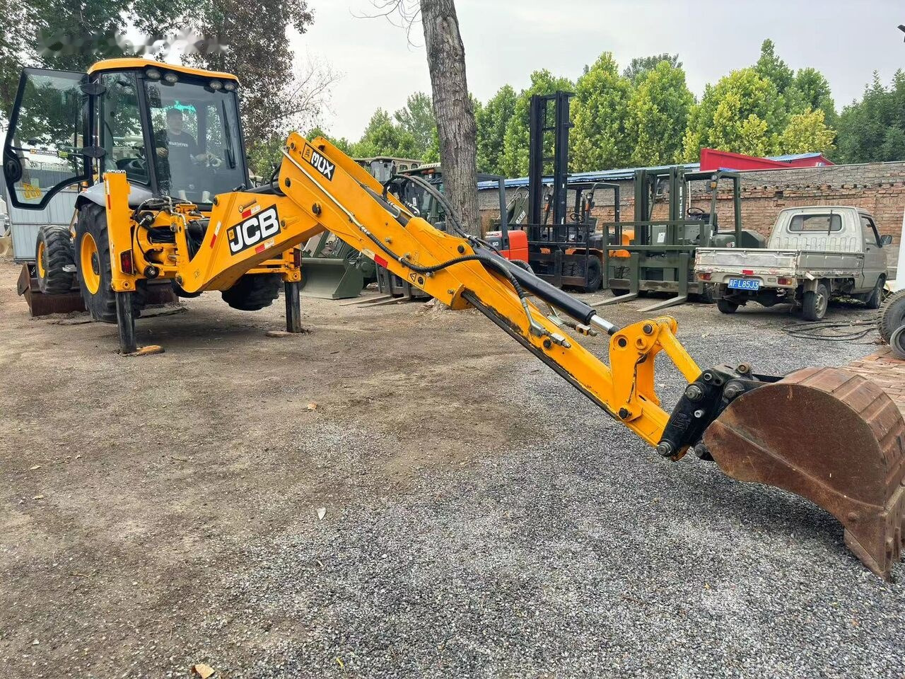 JCB 3CX Telescopic Arm Plus Four in One Bucket - Tractopelle: photos 1 JCB 3CX Telescopic Arm Plus Four in One Bucket - Tractopelle: photos 1