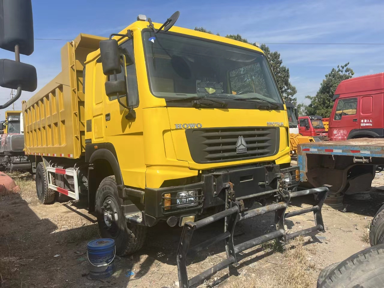 SINOTRUK HOWO 4x2 - Camion benne: photos 1 SINOTRUK HOWO 4x2 - Camion benne: photos 1