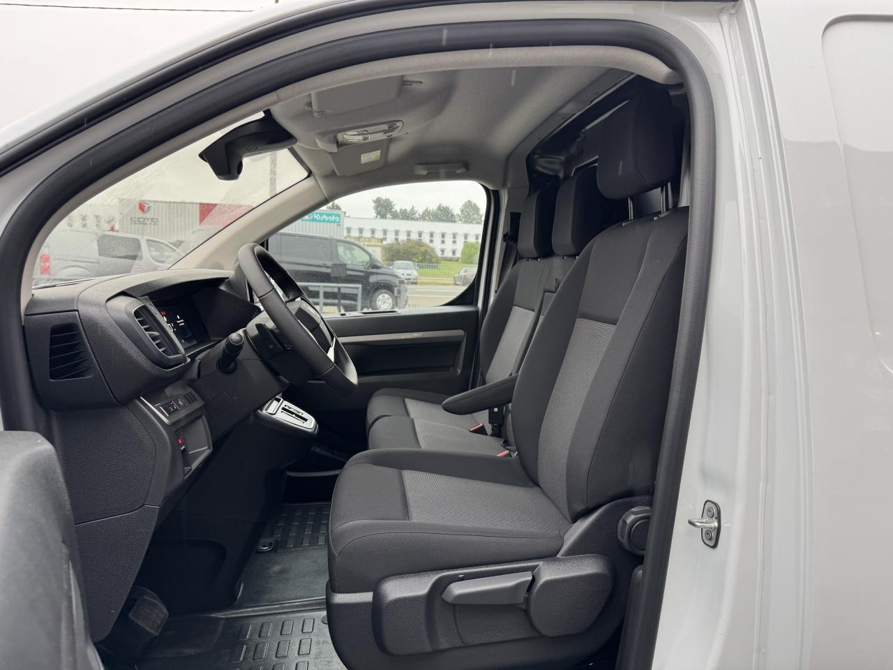 CITROEN Jumpy M 2.0 BlueHDi - 145 S&S - BV EAT8  III FOURGON . PHASE 2 - Fourgon utilitaire: photos 5 CITROEN Jumpy M 2.0 BlueHDi - 145 S&S - BV EAT8  III FOURGON . PHASE 2 - Fourgon utilitaire: photos 5