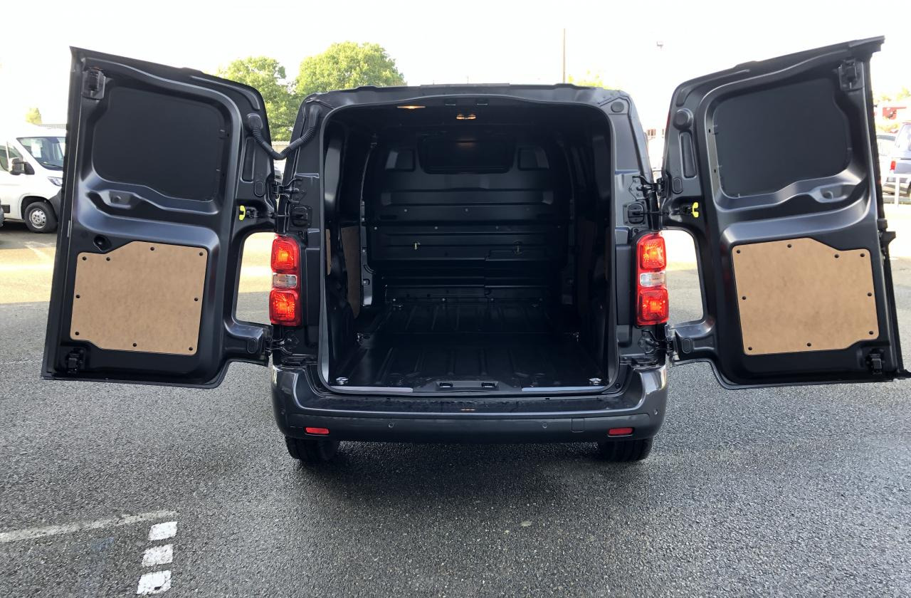 CITROEN Jumpy M 2.0 BlueHDi - 180 S&S - BV EAT8  III FOURGON . PHASE 2 - Fourgon utilitaire: photos 3 CITROEN Jumpy M 2.0 BlueHDi - 180 S&S - BV EAT8  III FOURGON . PHASE 2 - Fourgon utilitaire: photos 3