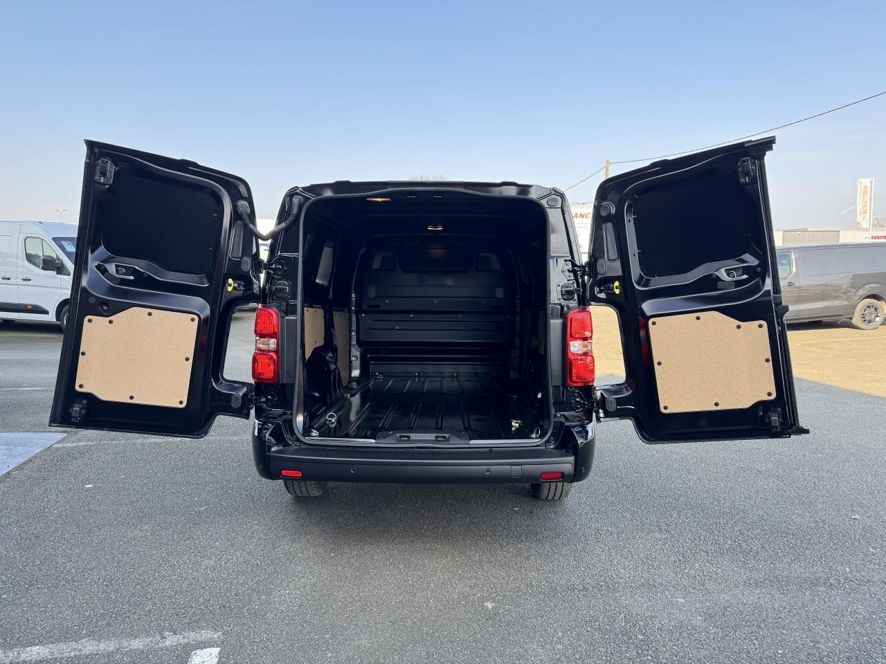 Citroen Jumpy 2 PLACES XL 2.0 BLUEHDI 180CH S&S PACK PREMIUM CONNECT EAT8 - Fourgon utilitaire: photos 2 Citroen Jumpy 2 PLACES XL 2.0 BLUEHDI 180CH S&S PACK PREMIUM CONNECT EAT8 - Fourgon utilitaire: photos 2