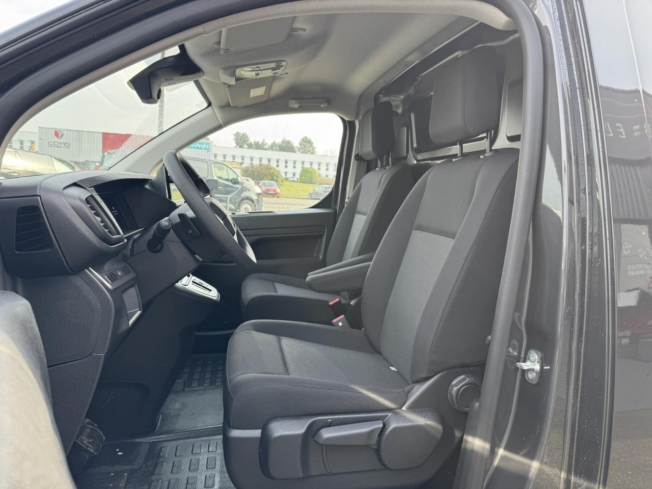 Citroen Jumpy 2 PLACES XL 2.0 BLUEHDI 180CH S&S PACK PREMIUM CONNECT EAT8 - Fourgon utilitaire: photos 4 Citroen Jumpy 2 PLACES XL 2.0 BLUEHDI 180CH S&S PACK PREMIUM CONNECT EAT8 - Fourgon utilitaire: photos 4