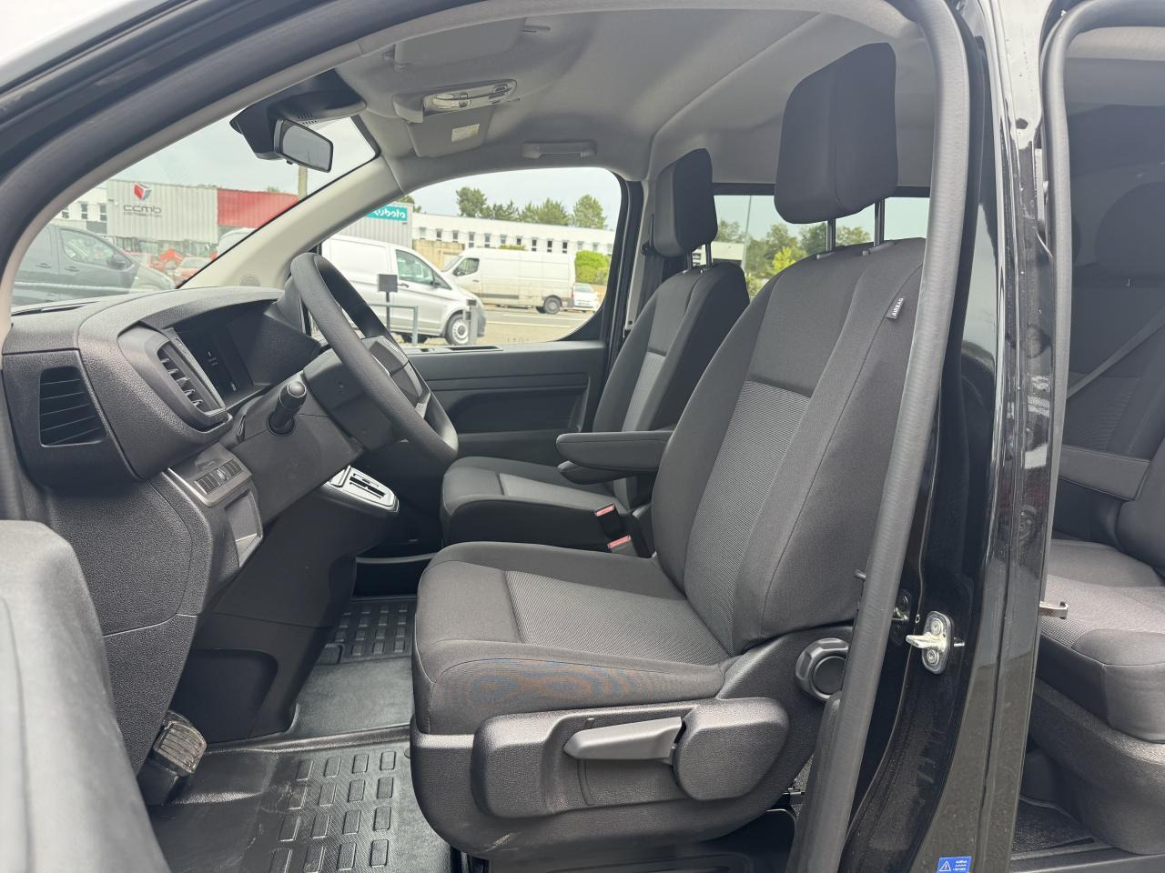Citroen Jumpy XL 2.0 BLUEHDI 180CH S&S CABINE APPROFONDIE FIXE EAT8 5 PLACES - Fourgon utilitaire: photos 4 Citroen Jumpy XL 2.0 BLUEHDI 180CH S&S CABINE APPROFONDIE FIXE EAT8 5 PLACES - Fourgon utilitaire: photos 4