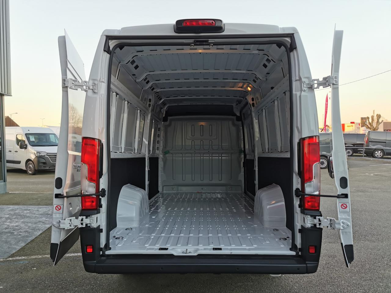 FIAT Ducato Tôlé Maxi 3.5 XL H2 2.2 - 140 S&S  III FOURGON TOLE Fourgon Tôlé - Fourgon utilitaire: photos 3 FIAT Ducato Tôlé Maxi 3.5 XL H2 2.2 - 140 S&S  III FOURGON TOLE Fourgon Tôlé - Fourgon utilitaire: photos 3
