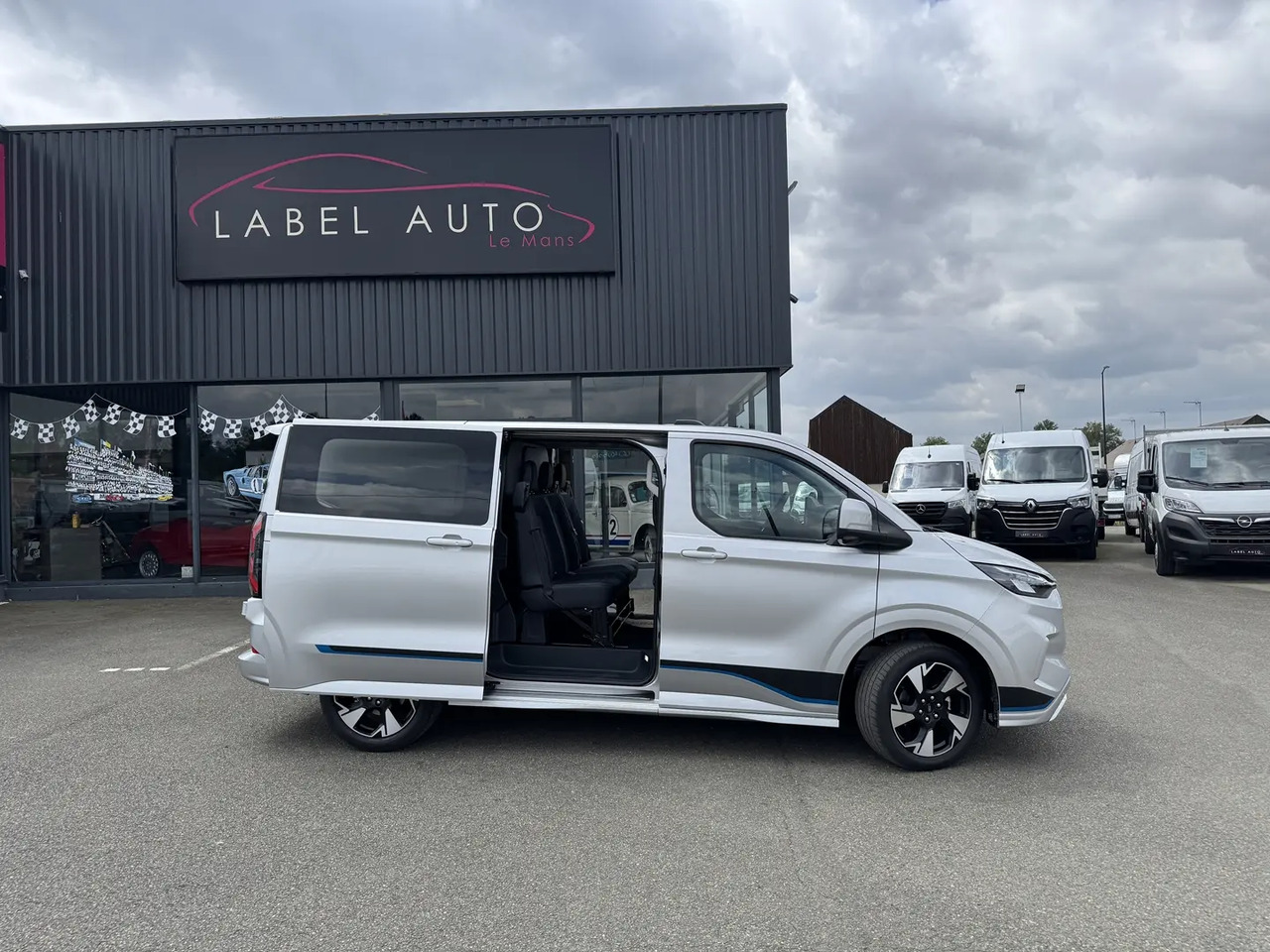 Ford Transit Custom 320 L1H1 2.0 ECOBLUE 170CH CABINE APPROFONDIE SPORT BVA8 - Utilitaire double cabine: photos 1 Ford Transit Custom 320 L1H1 2.0 ECOBLUE 170CH CABINE APPROFONDIE SPORT BVA8 - Utilitaire double cabine: photos 1