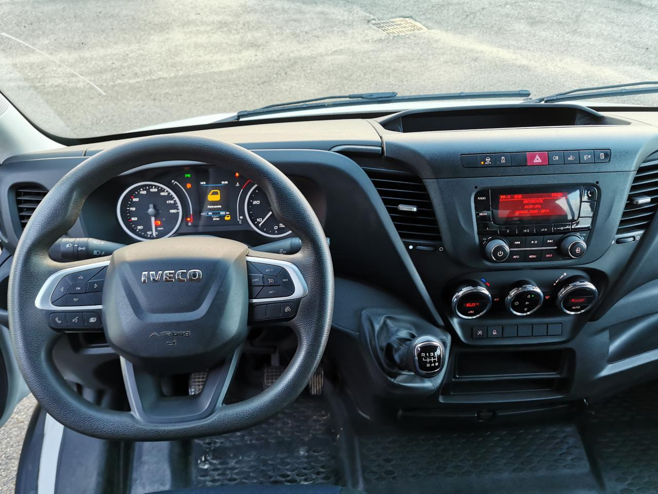 IVECO daily 35C14 BENNE COFFRE DOUBLE CABINE 6 places - Utilitaire benne: photos 4 IVECO daily 35C14 BENNE COFFRE DOUBLE CABINE 6 places - Utilitaire benne: photos 4