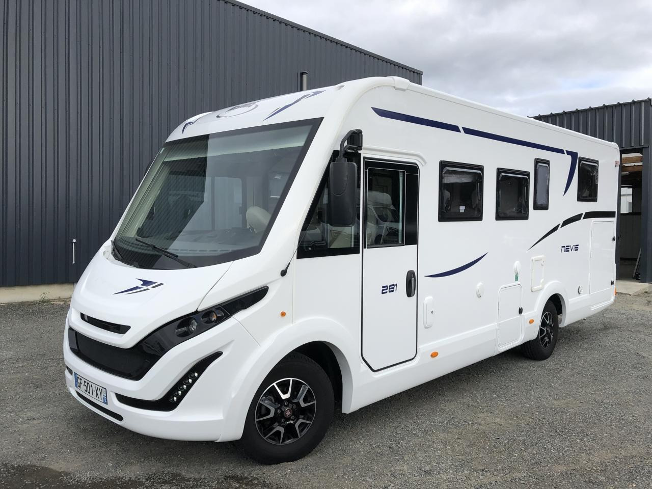 MC LOUIS NEVIS 281 - Camping-car intégral: photos 1 MC LOUIS NEVIS 281 - Camping-car intégral: photos 1