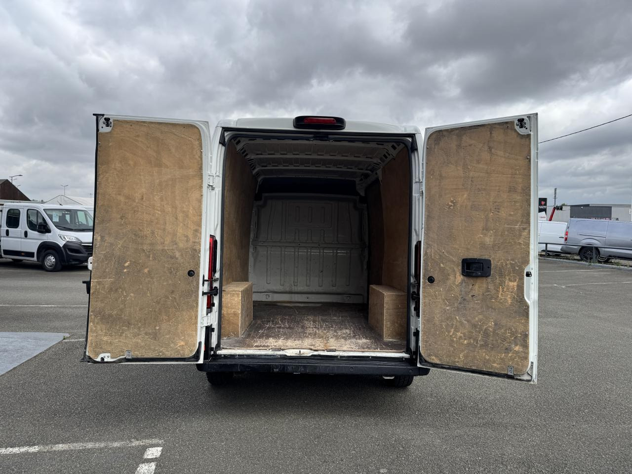 PEUGEOT Boxer Asphalt 333 L2H2 2.2 BlueHDi S&S - 120 III FOURGON TOLE Fourgon Tolé 333 L2H2 PHAS - Fourgon utilitaire: photos 2 PEUGEOT Boxer Asphalt 333 L2H2 2.2 BlueHDi S&S - 120 III FOURGON TOLE Fourgon Tolé 333 L2H2 PHAS - Fourgon utilitaire: photos 2