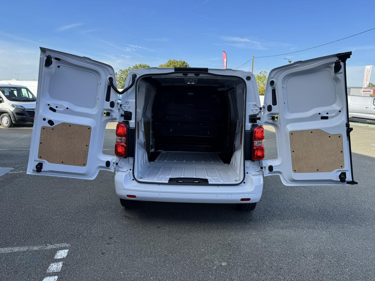 PEUGEOT Expert M 2.0 BlueHDi - 145 S&S - BV EAT8 III FOURGON Fourgon PHASE 2 - Fourgon utilitaire: photos 3 PEUGEOT Expert M 2.0 BlueHDi - 145 S&S - BV EAT8 III FOURGON Fourgon PHASE 2 - Fourgon utilitaire: photos 3