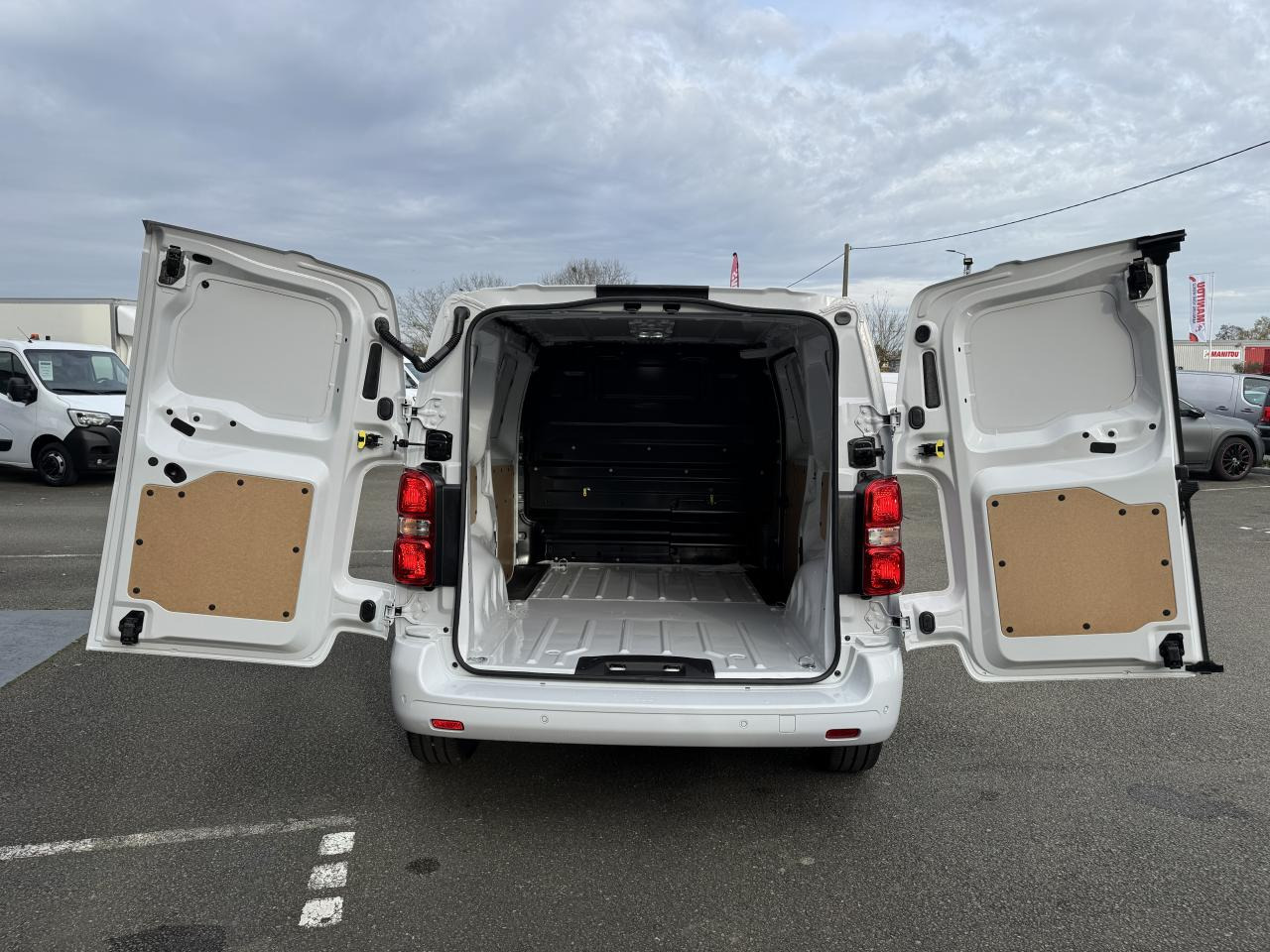 PEUGEOT Expert M 2.0 BlueHDi - 145 S&S - BV EAT8 III FOURGON Fourgon PHASE 2 - Fourgon utilitaire: photos 3 PEUGEOT Expert M 2.0 BlueHDi - 145 S&S - BV EAT8 III FOURGON Fourgon PHASE 2 - Fourgon utilitaire: photos 3