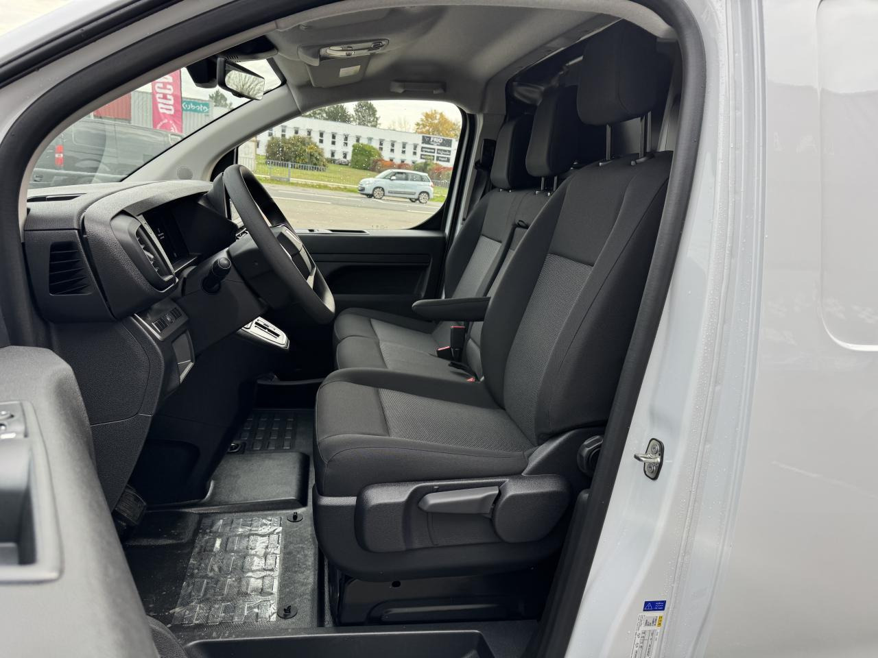 PEUGEOT Expert M 2.0 BlueHDi - 145 S&S - BV EAT8 III FOURGON Fourgon PHASE 2 - Fourgon utilitaire: photos 5 PEUGEOT Expert M 2.0 BlueHDi - 145 S&S - BV EAT8 III FOURGON Fourgon PHASE 2 - Fourgon utilitaire: photos 5