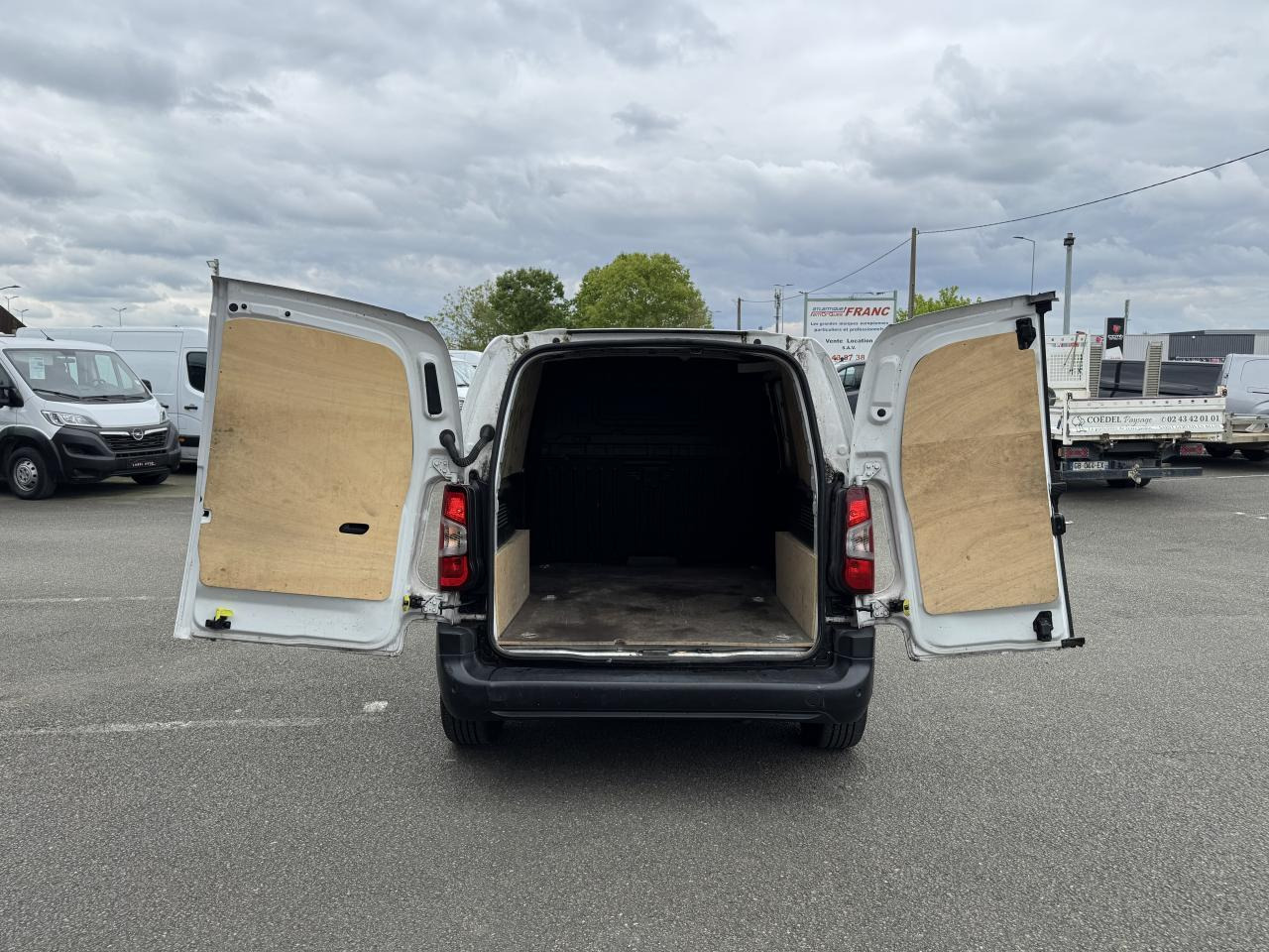 PEUGEOT PARTNER M 650 KG 1.5 HDI 130 CH EAT-8 2 PL PREMIUM - Fourgon utilitaire: photos 2 PEUGEOT PARTNER M 650 KG 1.5 HDI 130 CH EAT-8 2 PL PREMIUM - Fourgon utilitaire: photos 2