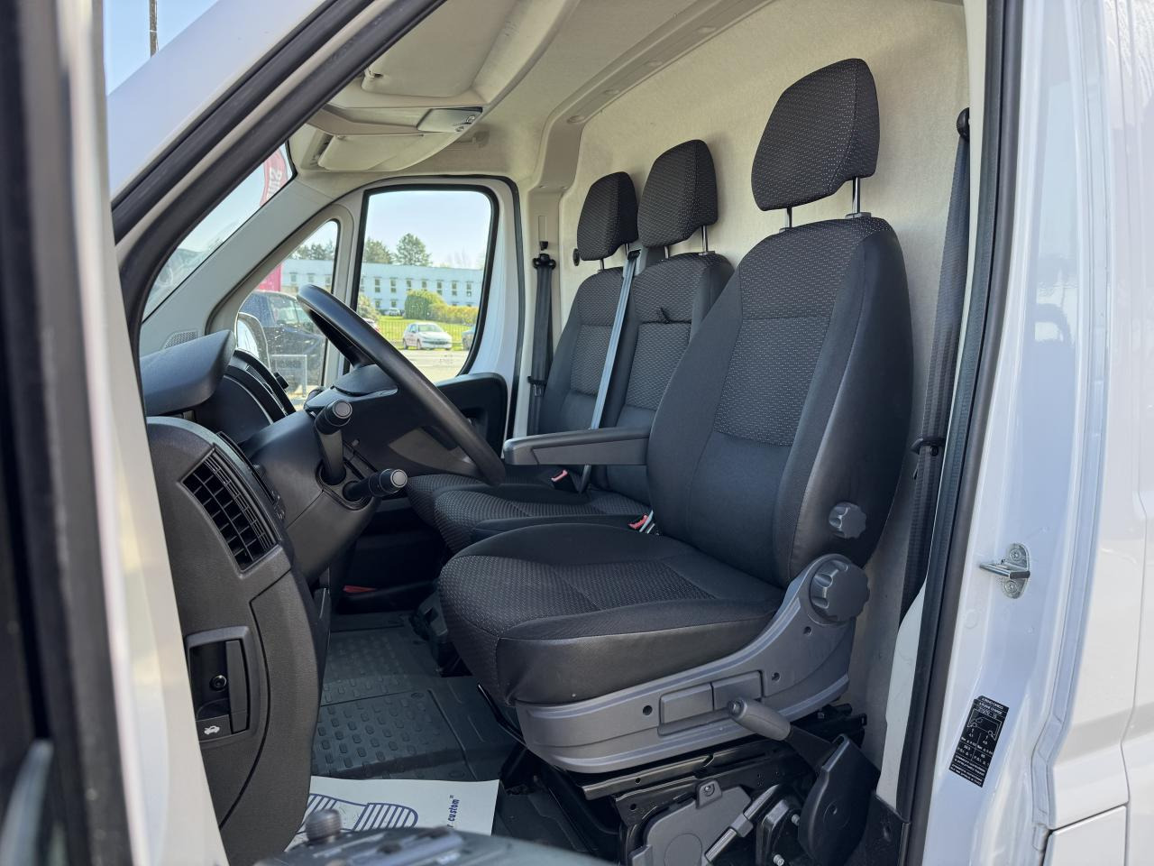 PEUGEOT boxer 333 L1H1 2.2 BLUEHDI S&S 140CH ASPHALT - Fourgon utilitaire: photos 4 PEUGEOT boxer 333 L1H1 2.2 BLUEHDI S&S 140CH ASPHALT - Fourgon utilitaire: photos 4