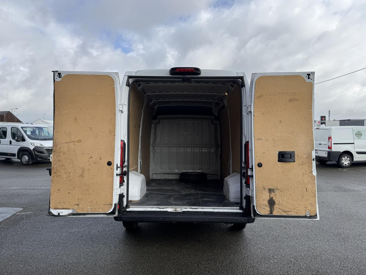 PEUGEOT boxer 333 L2H2 2.2 BLUEHDI S&S 140CH ASPHALT - Fourgon utilitaire: photos 2 PEUGEOT boxer 333 L2H2 2.2 BLUEHDI S&S 140CH ASPHALT - Fourgon utilitaire: photos 2