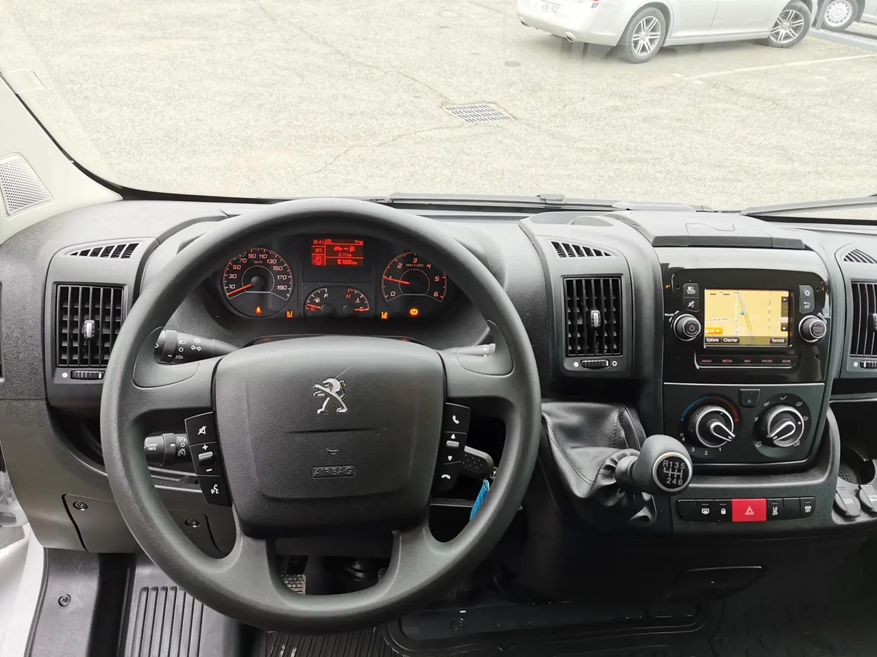 Peugeot Boxer 333 L2H2 2.2 BLUEHDI S&S 140CH ASPHALT - Fourgon utilitaire: photos 4 Peugeot Boxer 333 L2H2 2.2 BLUEHDI S&S 140CH ASPHALT - Fourgon utilitaire: photos 4