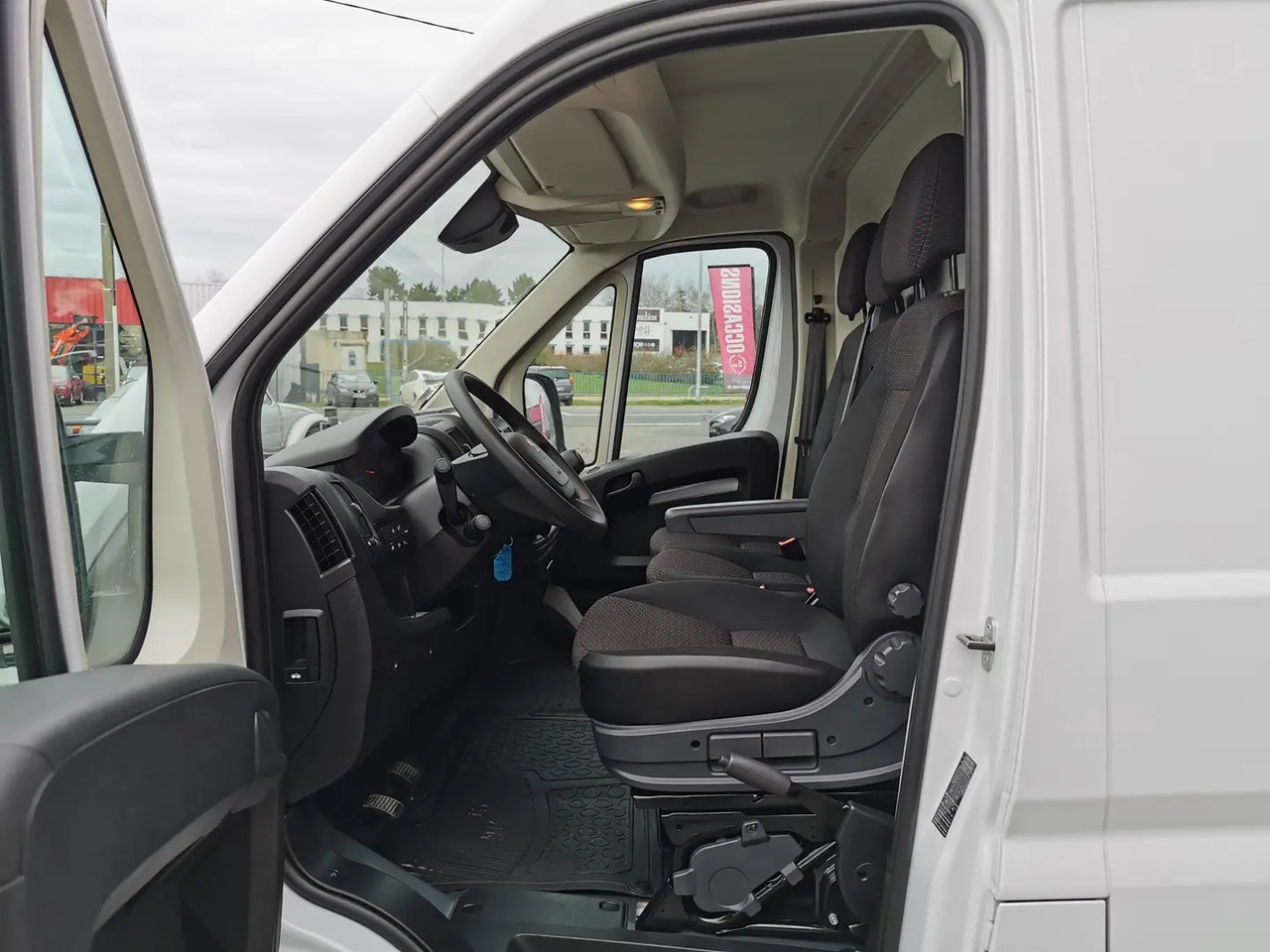 Peugeot Boxer 333 L2H2 2.2 BLUEHDI S&S 140CH ASPHALT - Fourgon utilitaire: photos 5 Peugeot Boxer 333 L2H2 2.2 BLUEHDI S&S 140CH ASPHALT - Fourgon utilitaire: photos 5