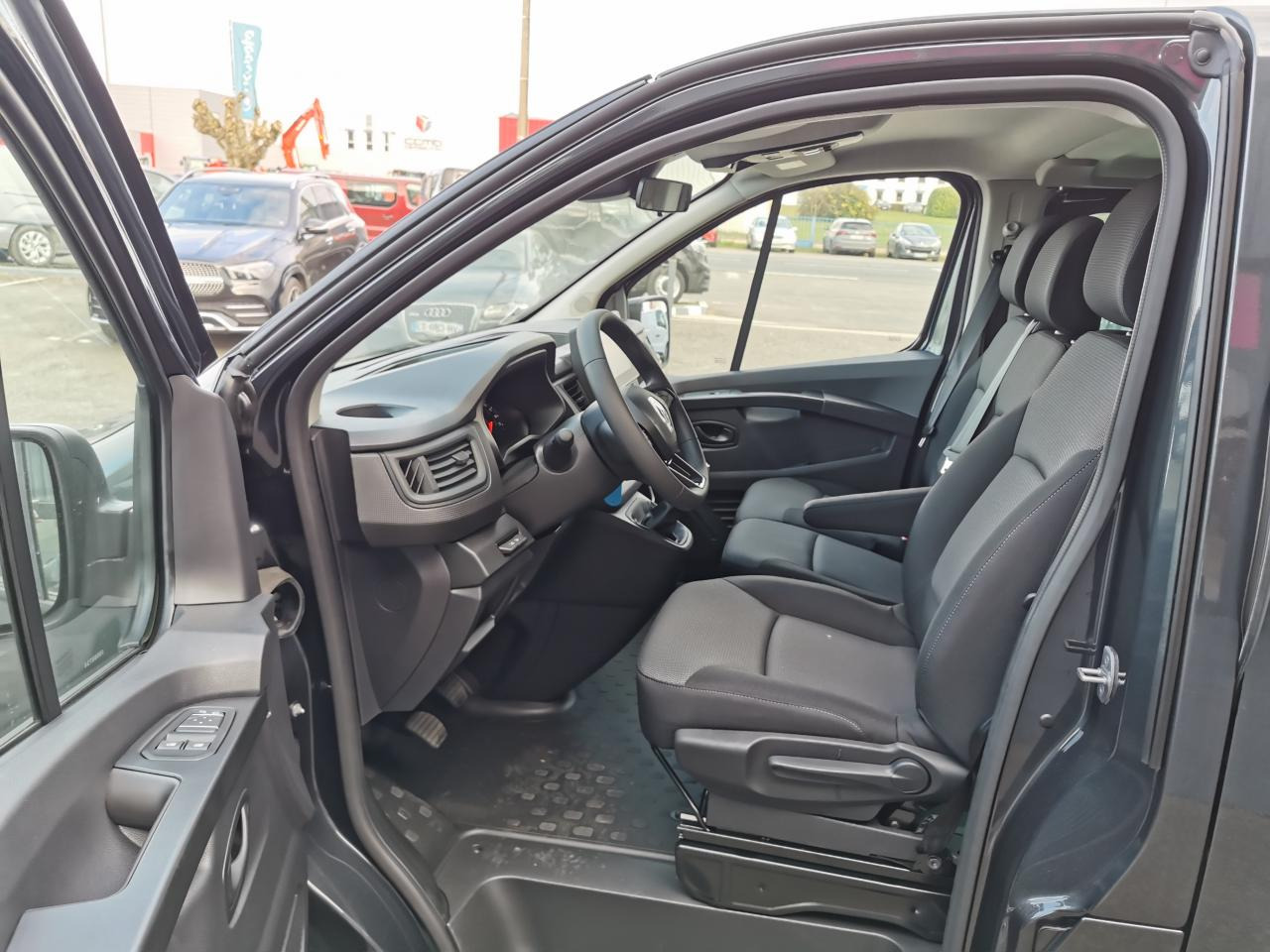 RENAULT Trafic L2 2.0 Energy dCi - 150 - S&S III COMBI Combi Zen L2H1 PHASE 3 - Minibus, Transport de personnes: photos 5 RENAULT Trafic L2 2.0 Energy dCi - 150 - S&S III COMBI Combi Zen L2H1 PHASE 3 - Minibus, Transport de personnes: photos 5