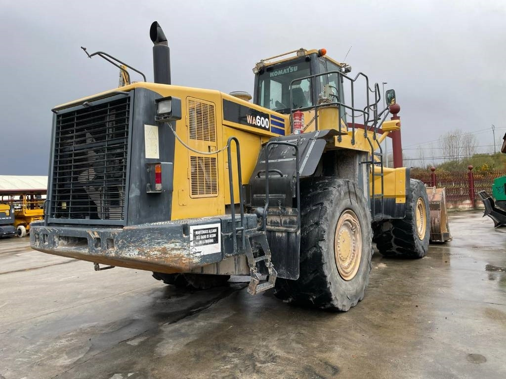 Komatsu WA 600-6 - Chargeuse sur pneus: photos 2 Komatsu WA 600-6 - Chargeuse sur pneus: photos 2