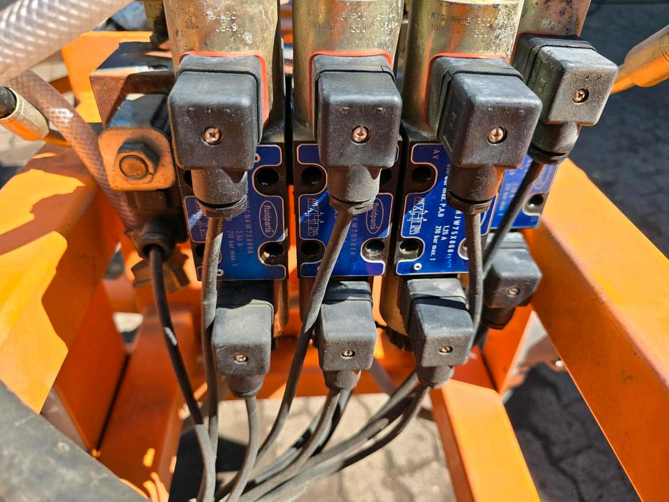 Leitpfostenwaschgerät WV 3-L für Unimog 405/10 405/12 U300 u400 300 500 318 218 423 430 530 Schmidt - Brosse: photos 5 Leitpfostenwaschgerät WV 3-L für Unimog 405/10 405/12 U300 u400 300 500 318 218 423 430 530 Schmidt - Brosse: photos 5