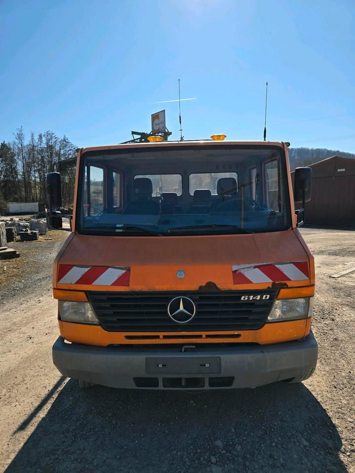 Mercedes-Benz Vario 614D Pritsche Doka 2002 Nissen VLT Verkehrsleittafel Absperrtafel LKW Vorwarntafel - Camion plateau: photos 5 Mercedes-Benz Vario 614D Pritsche Doka 2002 Nissen VLT Verkehrsleittafel Absperrtafel LKW Vorwarntafel - Camion plateau: photos 5