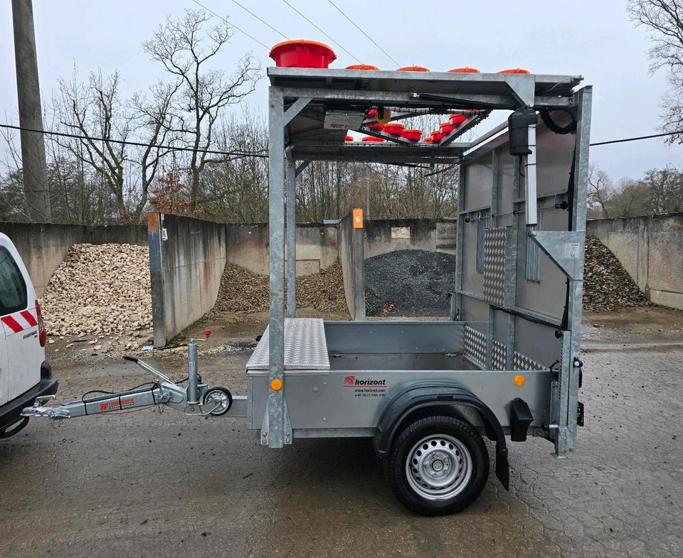 Neue Horizont 2024 FAT LED Absperrtafel VZ616 Verkehrssicherungsanhänger Arbis Verkehrsleittafel Verkehrsleitanhänger Horizont GPS Trebbiner - Matériel de chantier, Remorque: photos 3 Neue Horizont 2024 FAT LED Absperrtafel VZ616 Verkehrssicherungsanhänger Arbis Verkehrsleittafel Verkehrsleitanhänger Horizont GPS Trebbiner - Matériel de chantier, Remorque: photos 3