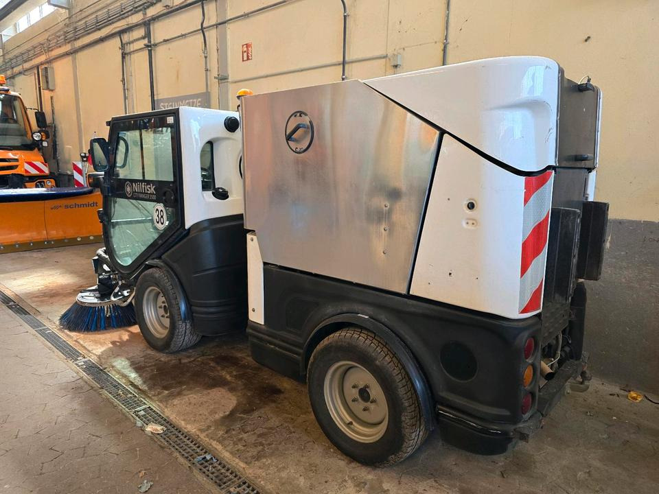 Nilfisk City Ranger 3500 Kehrmaschine Straßenkehrmaschine mit Schmidt Bediendisplay Hako Kehreinheit - Balayeuse de voirie: photos 2 Nilfisk City Ranger 3500 Kehrmaschine Straßenkehrmaschine mit Schmidt Bediendisplay Hako Kehreinheit - Balayeuse de voirie: photos 2