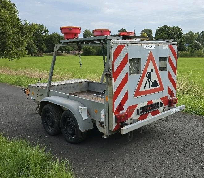 Trebbiner VZ 615 Absperrtafel FAT Nissen Horizont Verkehrsleittafel Verkehrsleitanhänger Verkehrssicherungsanhänger Leitanhänger - Matériel de chantier: photos 2 Trebbiner VZ 615 Absperrtafel FAT Nissen Horizont Verkehrsleittafel Verkehrsleitanhänger Verkehrssicherungsanhänger Leitanhänger - Matériel de chantier: photos 2
