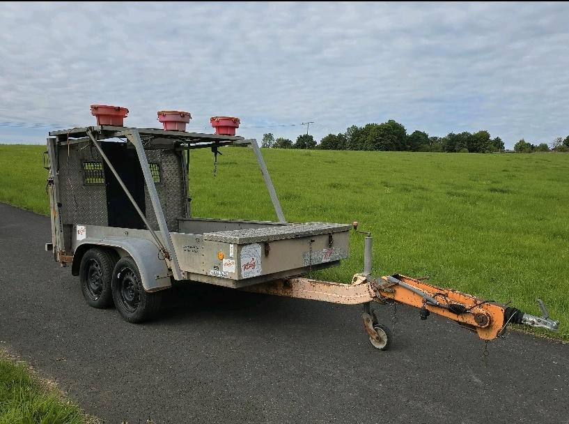 Trebbiner VZ 615 Absperrtafel FAT Nissen Horizont Verkehrsleittafel Verkehrsleitanhänger Verkehrssicherungsanhänger Leitanhänger - Matériel de chantier: photos 4 Trebbiner VZ 615 Absperrtafel FAT Nissen Horizont Verkehrsleittafel Verkehrsleitanhänger Verkehrssicherungsanhänger Leitanhänger - Matériel de chantier: photos 4