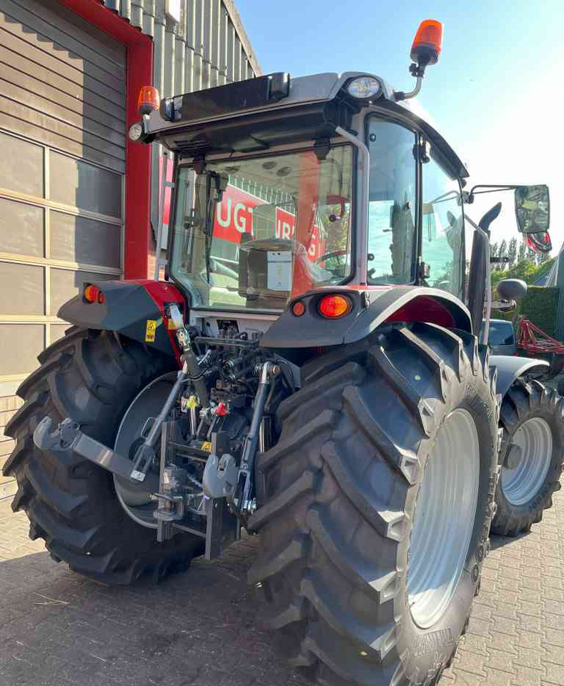 Massey Ferguson 5M.145 Dyna-4 Tractoren - Tracteur agricole: photos 4 Massey Ferguson 5M.145 Dyna-4 Tractoren - Tracteur agricole: photos 4