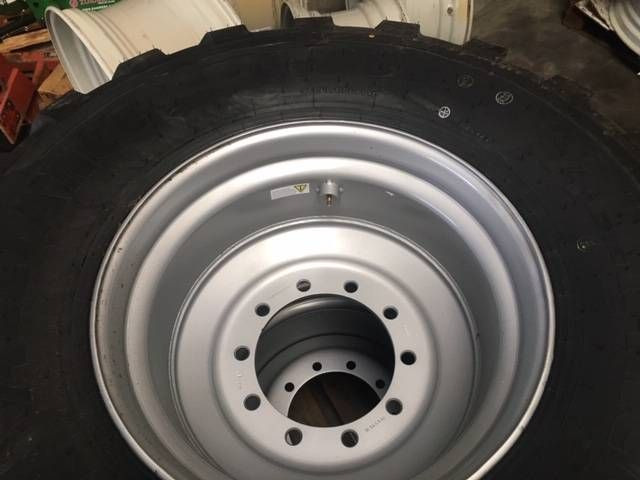 BKT 650/55 R26.5 BKT FL 630 op velg - Pneus et jantes pour Machine agricole: photos 4 BKT 650/55 R26.5 BKT FL 630 op velg - Pneus et jantes pour Machine agricole: photos 4