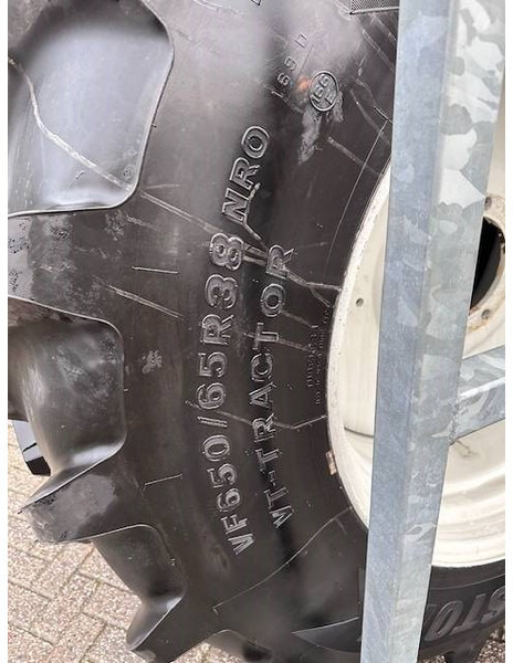Bridgestone 650/65 R38 + 540/65 R28 VF - Pneus et jantes pour Machine agricole: photos 4 Bridgestone 650/65 R38 + 540/65 R28 VF - Pneus et jantes pour Machine agricole: photos 4
